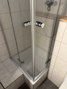EMKE Duschkabine 90x90x185cm Eckeinstieg Pendeltür Falttür, 6mm ESG Sicherheitsglas, Höhe 1850mm, Hebe-Senk-Funktion, Chrom-Optik EDF-Serie Kunden-Foto 1