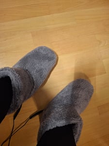 USB-Ladegerät beheizter Fußwärmer – Weiche Plüsch-Elektroschuhe für den Winter, entspannend und wärmend (Grau, Herren Größe 39-43) Kunden-Foto 1