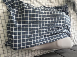 Linomag® ortopedický polštář na krk, paměťová pěna, pratelný potah, opěrka krku, ramen a paží, bílá/světle šedá, 62 x 38 x 9–13 cm Fotografie od zákazníka č. 2
