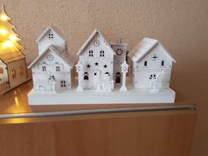 Maisons blanches en bois avec éclairage LED 14x28 cm Photo du client 1