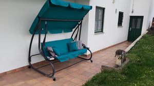 3-Sitzer Hollywoodschaukel Venedig Gartenschaukel mit Dach 193 x 163 cm Schaukelbank inkl. 2 Kissen Getränkehalter Kunden-Foto 1