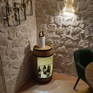 Holzfass Hausbar mit LED-Leuchten - Weinschrank im Retro Stil - Weinregal - Weinbar - Fass Bar - Weinfass Bar - Weinregal Holz - Minibar - Holzbar 80cm hoch - Elegante Möbel, Wohnzimmer Deko - Creativecooper - Fassbar Stehtisch und Flaschenständer (Eiche) Kunden-Foto 1