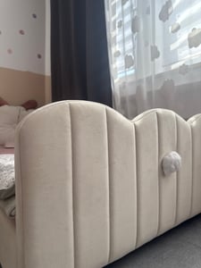 Letto per bambini Flieks imbottito 140x200cm con cuscino, letto matrimoniale a terra con rete a doghe e protezione anticaduta, letto per bambini con rivestimento in velluto, beige Foto del cliente 2