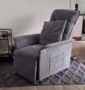 FLEXISPOT Elektrischer Relaxsessel mit Liegefunktion 105°–155°, Verstellbarer TV- & Fernsehsessel für Wohnzimmer, Rückenlehne & Fußstütze (Lichtgrau) Kunden-Foto 3