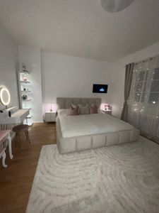GRAINGOLD Exkluzívna čalúnená posteľ Canico 160x200 cm - Dizajnová posteľ s roštom - béžová (Monolit 04) Fotografia od zákazníka č. 5