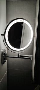 Goliving Make-up-Spiegel mit Beleuchtung - Ø25 cm - 10-fache Vergrößerung - Dimmbarer LED-Rasierspiegel - USB-C wiederaufladbar - Doppelseitig - 27x27cm - Schwarz Kunden-Foto 2