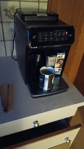 Philips Kaffeevollautomat Serie 3200, 5 Kaffeeeinstellungen, LatteGo-Milchsystem, Touch-Display, schwarz (EP3321/40) Kunden-Foto 3