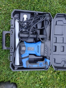 Scheppach Abbruchhammer AB1600 | 1600 Watt | 50 Joule | inkl. Sechskant-Aufnahme Ø 30mm Spitz- und Flachmeißel und Metallkoffer | Bohr-und Betonhammer Kunden-Foto 3