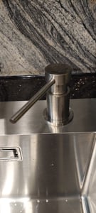 Sofetiy Einbau Seifenspender Küche Schwarz, Spülmittelspender für Spüle aus Kupfer, 300ml mit 1,25m Schlauch, 360° Drehbarer Pumpenkopf mit Ventil Kunden-Foto 2