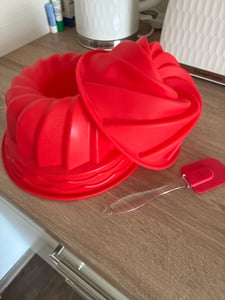 2x Silikon Gugelhupf Rot + 1x Teigschaber Kuchenform Backform Tortenform Brotform Kuchen Kunden-Foto 3