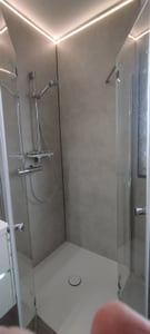 Homelody Duschstange Edelstahl mit Ablage, 90cm höhenverstellbar, ohne Bohren, Frei kombinierbar mit Handbrause oder Badewannenarmatur, Chrom Kunden-Foto 1