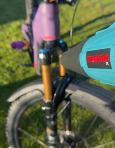 Akku-Gebläse Turbo Luftgebläse 300 m/s Bürstenlosen Laubbläser mit 2× Akkus, 4x Düse, Handbläser Turbogebläse für Garten, Auto, Freien, Haus Kunden-Foto 3