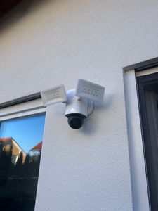 eufy Flutlichtkamera E340 Weiß Kunden-Foto 1
