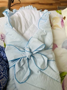 TupTam Unisex Baby Einschlagdecke mit Schleife, Farbe: Blau, Größe: 70 x 70 cm Kunden-Foto 1