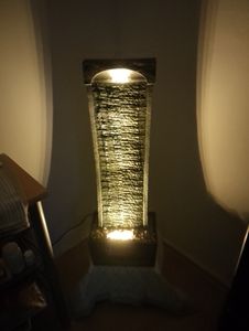 Teamson Home Garden Wasserspiel, großer gebogener Wasserbrunnen für den Außenbereich, moderner Wasserfall-Ornament mit Schiefereffekt für den Innenbereich mit Lichtern und Pumpe, Terrassendekoration Kunden-Foto 1