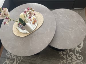 Halmar Runder Couchtisch (2 Stück) Flamingo - grauer Marmor / schwarz Kunden-Foto 3