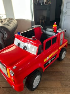 COSTWAY Voiture électrique pour enfants, voiture de pompiers 12V avec télécommande, pistolet à eau, musique, alarme, clignotants & démarrage en douceur, pour enfants 3+ Photo du client 1