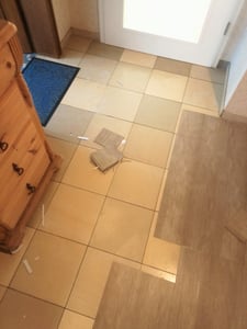36 Stück PVC Bodenbelag Selbstklebend 5m² Wasserdicht Fliesen Planken Dielen Fußboden Kunden-Foto 1