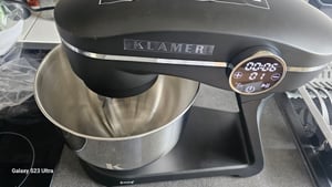 KLAMER Küchenmaschine 1800W, Knetmaschine mit 6 Liter Edelstahl Schüssel, 10 Geschwindigkeitsstufen mit Timer, Rührbesen, Knethaken, Schneebesen und Spritzschutz, schwarz Kunden-Foto 1