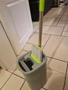 Súprava mopu a vedra na čistenie EasyGleam s dvojitou dotykovou nádržkou z mikrovlákna a kefou na efektívne čistenie podláh 22,8 x 18,8 x 39 cm Fotografia od zákazníka č. 1