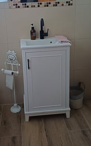 Merax Waschtischunterschrank für kleine Räume, Bodenstehender Badezimmerschrank mit Keramikbecken, Türregal, Waschbecken 51x34x83cm, Weiß Kunden-Foto 1