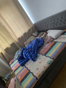 Łóżko tapicerowane Flieks 180x200cm ze stelażem listwowym, łóżko na sprężynach hydraulicznych z podstawą łóżka i wezgłowiem, łóżko do przechowywania funkcjonalne łóżko podwójne velvet Zdjęcie produktu od klienta nr 3
