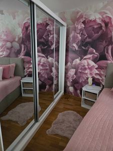 Schwebetürenschrank DEBRA II 240 cm - 3-türig Kleiderschrank, Garderobe, Schrank mit Spiegeln, Kleiderstang & 4 Schubladen, Farbe: Weiß Kunden-Foto 2