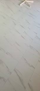 XMTECH PVC Quadrat Bodenbelag Selbstklebend Vinylboden, DIY Bodenaufkleber, 30 x 30 cm, Dicke: 1,5 mm,  54 Stücke - 5,02 m², Marmor Optik Schwarz Kunden-Foto 3