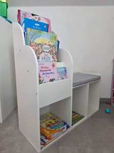 Étagère pour enfants COSTWAY avec banc, étagère pour enfants à 3 tablettes, 3 compartiments et un espace de rangement, étagère à livres pour enfants, étagère à jouets avec banc, blanche Photo du client 2