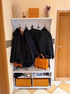 VASAGLE Garderobenständer mit Schuhbank, Garderobe, Schuhaufbewahrung, 5 Dreifach-Haken, freistehend, platzsparend, verstellbare Regalebenen Kunden-Foto 1