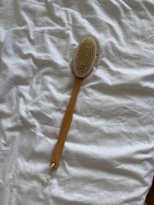 Queenfit® Brosse de massage, brosse à sec, poils naturels, brosse pour le corps, brosse exfoliante, brosse de bain en bois Photo du client 1