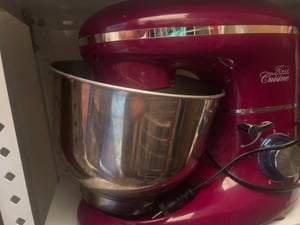 Küchenmaschine 6L Schüssel - 1.500 WATT in Beere mit Planetenrührwerk inkl. Edelstahlschüssel, Schneebesen, Knethaken Kunden-Foto 10