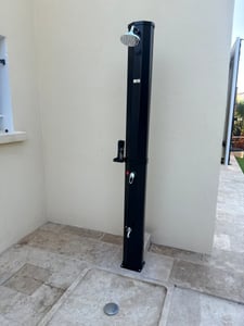 KESSER® Doccia da giardino solare Doccia solare ad arco con cappuccio protettivo | Acqua calda max. 60 °C Doccia da piscina Campeggio | Soffione a pioggia e rubinetto | Attacco per tubo da giardino Foto del cliente 1
