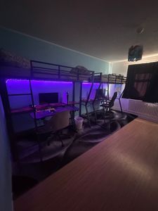 MODFU  Hochbett, 90x200cm  Kinderbett  Metallbett Jugendbett fernbedienbares Ambientelicht, Computerkonsolenablage, Schreibtisch, Steckdose+USB, Geländer, Treppe, Ohne Matratze, Weiß Kunden-Foto 2