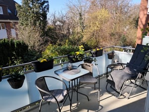 4er Set Geländerkasten Balkon mit Wasserspeicher Blumentopf Zaun Blumenkasten Geländer Balkontopf Balkonkasten mit Halterung Balkon Pflanzkasten Anthrazit Kunden-Foto 10