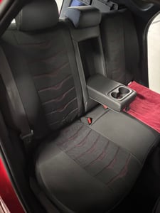 Autostoelhoezen voor Hyundai Tucson NX4 | Complete set | AID-serie | Zwart met rode stiksels Klantenfoto 3
