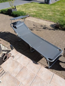 SONGMICS Sonnenliege, klappbarer Liegestuhl, mit Seitentasche, 53 x 193 x 29 cm, bis 150 kg, Kopfstütze, verstellbarer Rückenlehne Grau Kunden-Foto 1