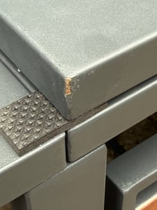Struttura per bidoni della spazzatura da 4, finitura effetto legno, da 120 L a 240 L, per quattro bidoni; rivestimento in metallo zincato con frontale effetto legno Foto del cliente 3