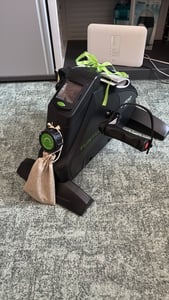 Tunturi Cardio Fit M35 Pedaltrainer – Mini Bike Heimtrainer für Senioren, Beintrainer für Zuhause, Einstellbarer Widerstand und LCD-Display für Arm- und Beintraining Kunden-Foto 1