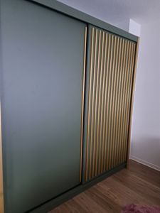 Kleiderschrank 203cm Pesti mit goldenen Lamellen, 2-türig mit Kleiderstange und Einlegeböden, Grün Kunden-Foto 1