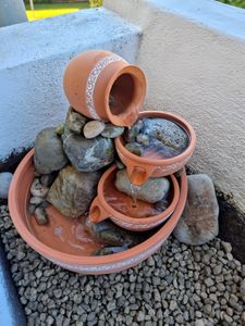 Blumfeldt Empoli Fontaine solaire en cascade (5 étages, terre cuite, panneau solaire 2 W, 200 l/h, couronne à LED 4 lumières), terre cuite Photo du client 1