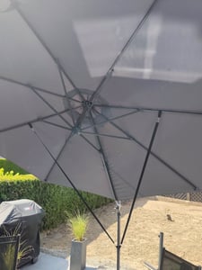 Parasol KESSER® Parasol suspendu SUN XL 300 x 300 cm Housse incluse + protection contre le vent Rotatif Inclinable Basculant Parasol de marché Grand 360° de rotation, parasol de jardin avec manivelle Protection solaire UV50+ Photo du client 1