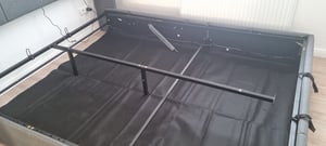 140 x 200 cm großes Stauraumbett aus grauem Stoff, hydraulische Staufächer, mehrfarbige LED-Beleuchtung mit Fernbedienung und App-Steuerung, Kopfteil mit Steckdose und Stauraum Kunden-Foto 1