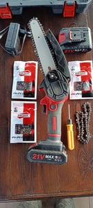 Mini Kettensäge, 6 Zoll 21V Elektro-Kettensäge mit 2x Akuu 5x Kette 1x Führungsplatte und 1x Aufbewahrungsbox, ragbare Handgeführte Akku Kettensäge Kunden-Foto 1