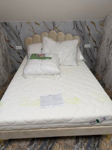 Cama tapizada Flieks de 140x200 cm con somier, cama juvenil de matrimonio con cabecero tipo barandilla, cama infantil de madera, diseño clásico, color beige, tapizada en terciopelo Foto del cliente 1