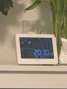 Funk-Wetterstation mit Farbdisplay Außensensor Schimmelwarner Hygrometer Barometer Datumsanzeige Mondphase Schwarz Frostalarm Wecker Kunden-Foto 2