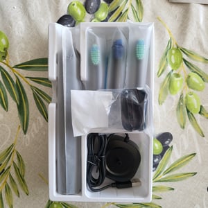 7Magic Elektrische Schallzahnbürste, Deep Clean Modi, 6 Bürstenköpfe, schnelle Aufladung für 60 Tage&40000 VPM, 5 Modi, Erwachsene und Kinder, Schwarz Kunden-Foto 2