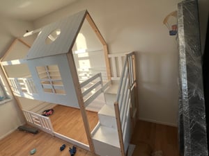 Flieks Etagenbett 90x200cm mit Treppe, Kinderbett Hausbett mit Rausfallschutz und Lattenrost, Hochbett mit Stauraum, Einzelbett Naturbelassen Kunden-Foto 1
