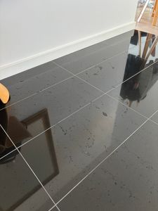 Hinterlässt Wasser-Pfützen auf dem Boden