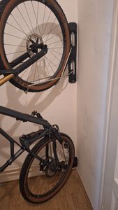Maclean MC-471 Fahrrad-Wandhalterung Vertikaler Wandfahrradträger Fahrradwandhalterung Fahrradhalter max. Belastung 35kg Fahrrad Aufbewahrung Kunden-Foto 2